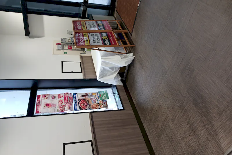 【レガネット姪の浜】店舗南側風除室 販促プロモーションや物販に最適なスーパー店内催事イベントスペース