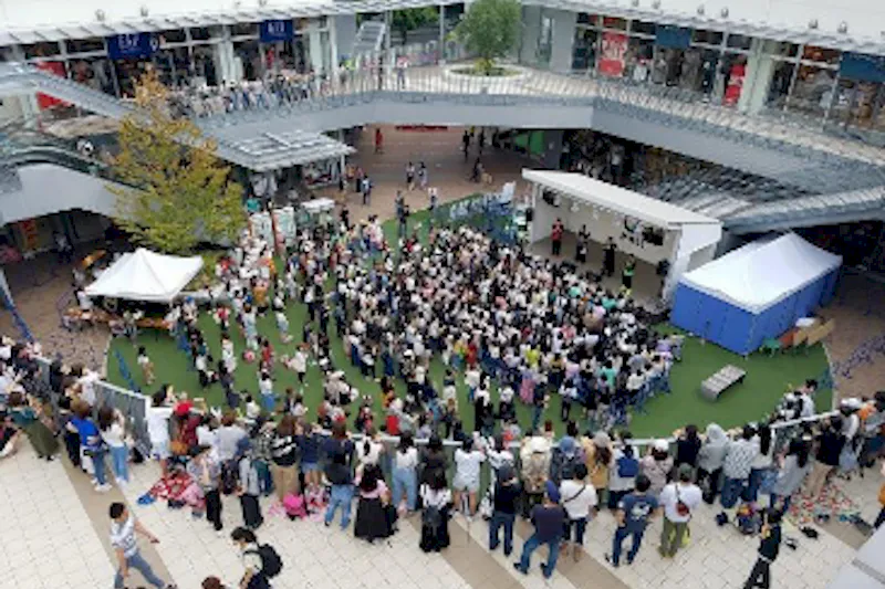 【もりのみやキューズモールBASE】「①1F BASEパーク」大規模プロモーションや音楽イベント、展示会に利用可能な開放的な屋外の芝生広場スペース
