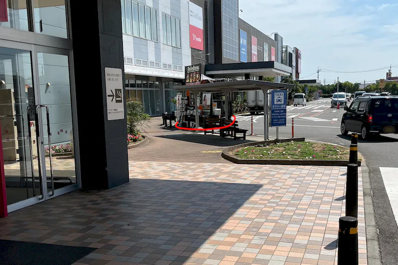 【イオンタウン津城山】キッチンカー等の出張販売イベントに最適なメイン出入り口の中間にあるキッチンカー用屋外スペース