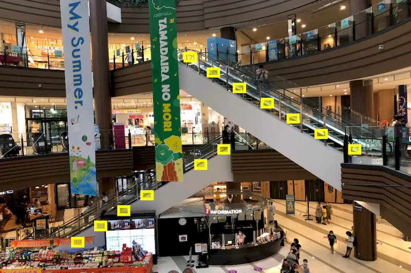 【イオンモール多摩平の森】モール内広告 エスカレーターセンターコートガラス面の画像