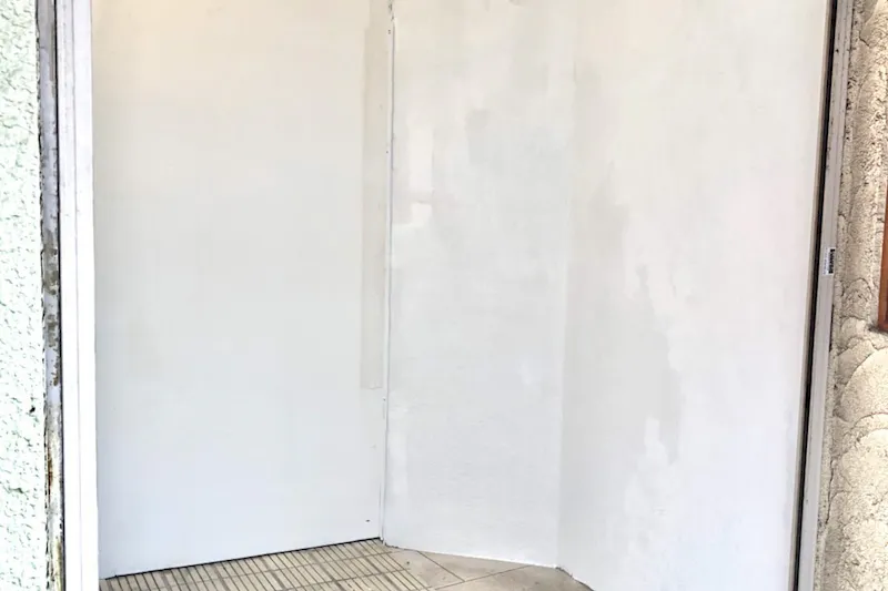 【稲田堤駅2分】路面イベントスペース（間口は約1.61ｍ、奥行は約1.75ｍ、奥に段差が少しあり）