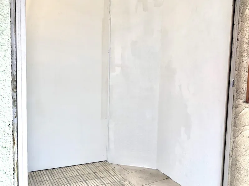 【稲田堤駅2分】路面イベントスペース（間口は約1.61ｍ、奥行は約1.75ｍ、奥に段差が少しあり）