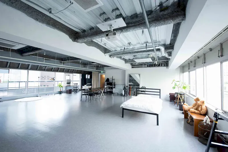 【肥後橋駅8分】展示会やポップアップストアに最適な自然光が多く入り込む白色の撮影スタジオ