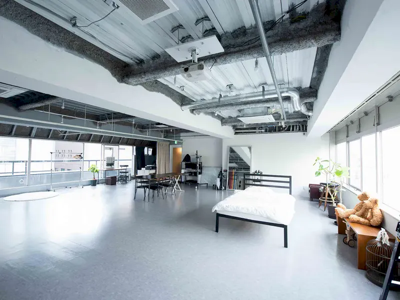 【肥後橋駅8分】展示会やポップアップストアに最適な自然光が多く入り込む白色の撮影スタジオの画像2