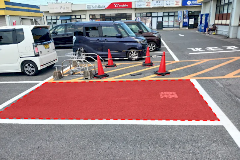 【あんくる夢市場 甘木店】お客様用駐車場の一角 販促プロモーションや物販に最適なスーパー屋外催事イベントスペース
