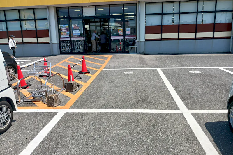 【あんくる夢市場 甘木店】お客様用駐車場の一角 販促プロモーションや物販に最適なスーパー屋外催事イベントスペース