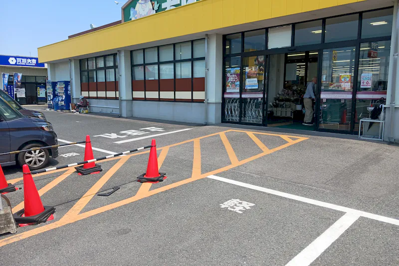 【あんくる夢市場 甘木店】お客様用駐車場の一角 販促プロモーションや物販に最適なスーパー屋外催事イベントスペース