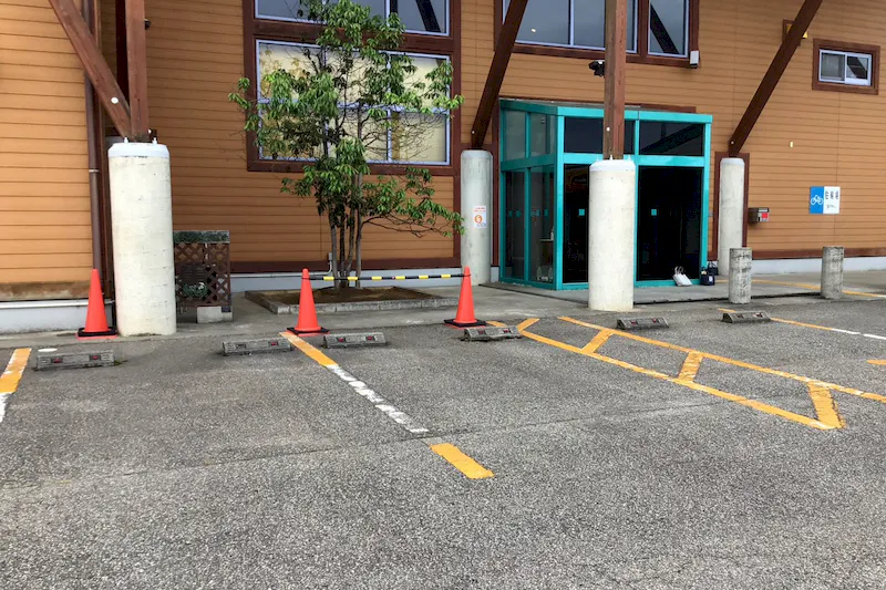 【ダイナム氷見店｜割引キャンペーン実施中】キッチンカーや各種プロモーションイベントでの出店に最適なアミューズメント施設のイベントスペース（出入口横）