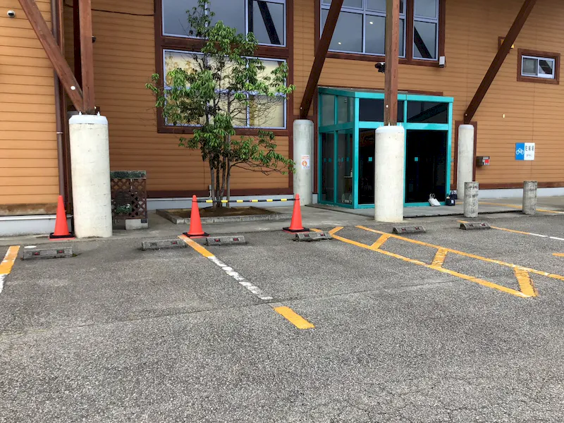 【ダイナム氷見店｜割引キャンペーン実施中】キッチンカーや各種プロモーションイベントでの出店に最適なアミューズメント施設のイベントスペース（出入口横）の画像3