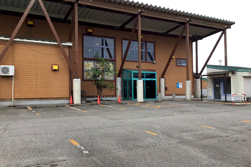 【ダイナム氷見店｜割引キャンペーン実施中】キッチンカーや各種プロモーションイベントでの出店に最適なアミューズメント施設のイベントスペース（出入口横）