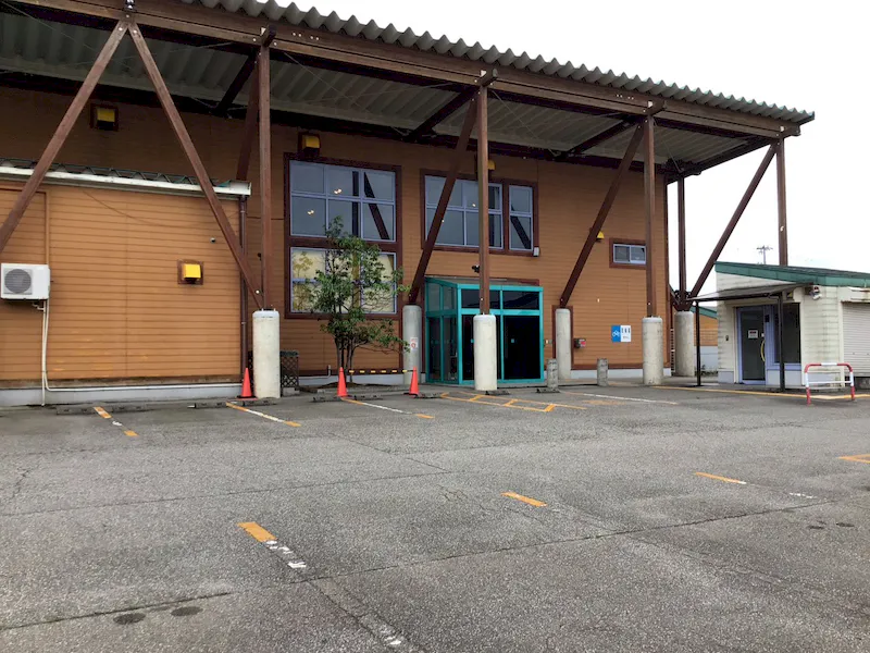 【ダイナム氷見店｜割引キャンペーン実施中】キッチンカーや各種プロモーションイベントでの出店に最適なアミューズメント施設のイベントスペース（出入口横）の画像5