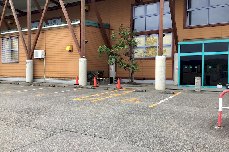 【ダイナム氷見店｜割引キャンペーン実施中】キッチンカーや各種プロモーションイベントでの出店に最適なアミューズメント施設のイベントスペース（出入口横）