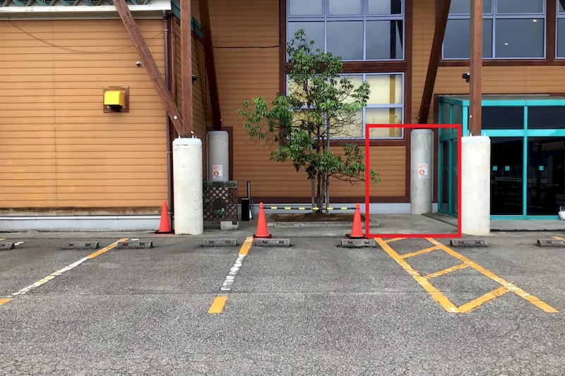 【ダイナム氷見店｜割引キャンペーン実施中】キッチンカーや各種プロモーションイベントでの出店に最適なアミューズメント施設のイベントスペース（出入口横）