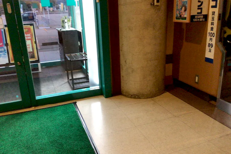 【ダイナム氷見店｜割引キャンペーン実施中】キッチンカーや各種プロモーションイベントでの出店に最適なアミューズメント施設のイベントスペース（出入口横）