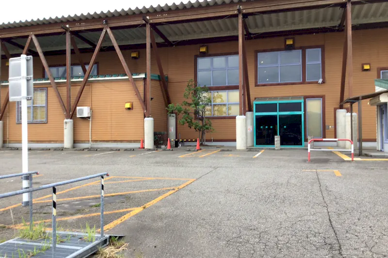 【ダイナム氷見店｜割引キャンペーン実施中】キッチンカーや各種プロモーションイベントでの出店に最適なアミューズメント施設のイベントスペース（出入口横）