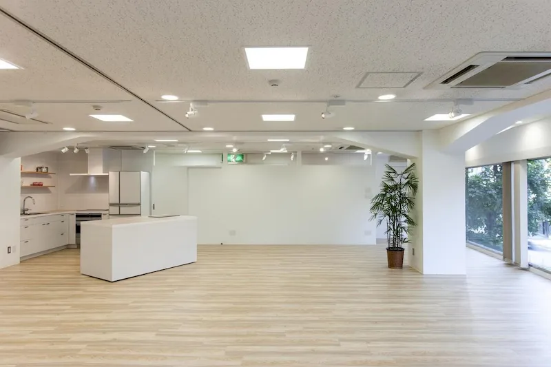 【外苑前駅6分】セミナーや展示会に適した大きな窓から入る自然光が印象的なイベントスペース