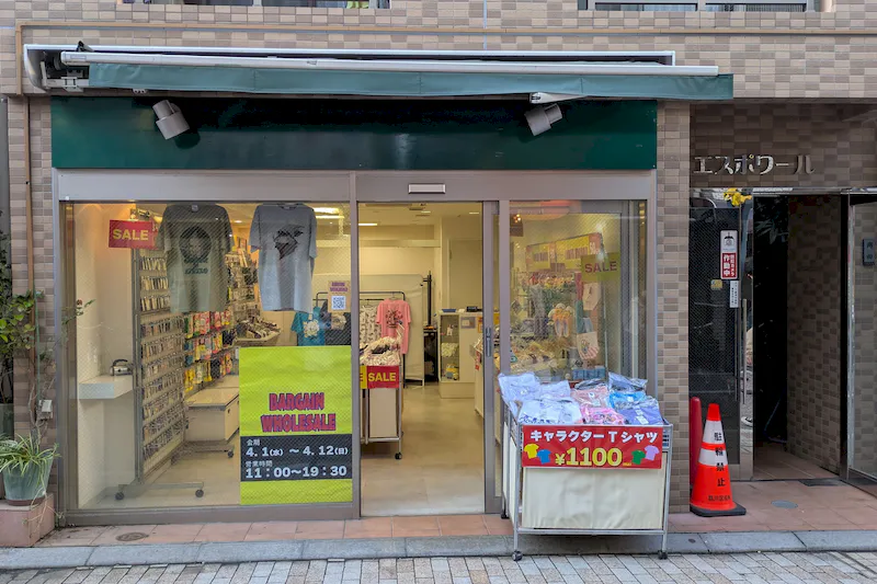 キャラクターのTシャツ、バッグ、シールなど×セール販売＠戸越銀座商店街出店事例