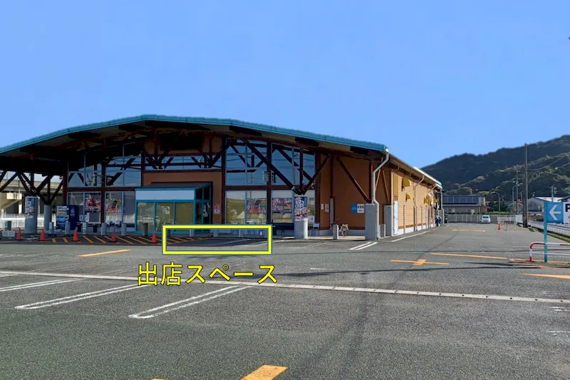 【ダイナム熊本八代南店ゆったり館｜割引キャンペーン実施中】キッチンカー出店やプロモーションイベントに最適なアミューズメント施設のイベントスペース（食堂側）