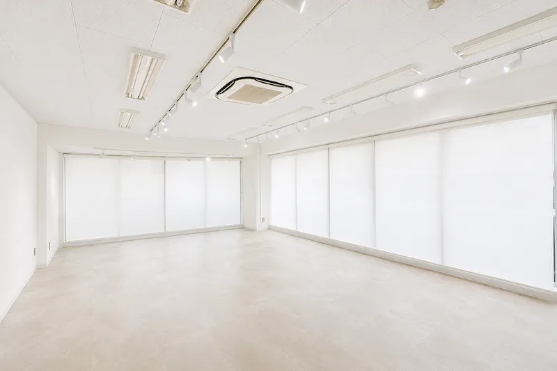 【Piccolo Gallery｜麻布十番駅すぐ】自然光が入る白基調の38㎡ギャラリースペース｜什器利用可