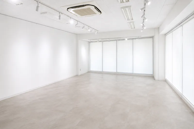 【Piccolo Gallery｜麻布十番駅すぐ】自然光が入る白基調の38㎡ギャラリースペース｜什器利用可