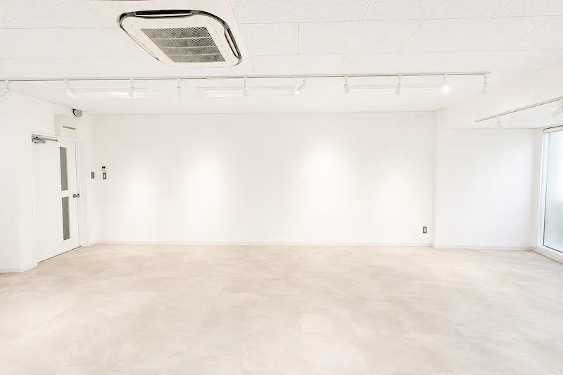 【Piccolo Gallery｜麻布十番駅すぐ】自然光が入る白基調の38㎡ギャラリースペース｜什器利用可