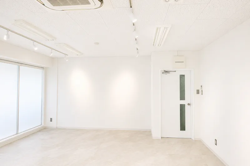 【Piccolo Gallery｜麻布十番駅すぐ】自然光が入る白基調の38㎡ギャラリースペース｜什器利用可