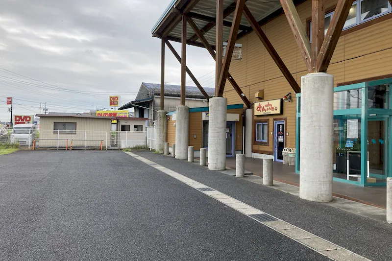 【ダイナム三重川越町店ゆったり館｜割引キャンペーン実施中】キッチンカー出店やプロモーションイベントに最適なアミューズメント施設のイベントスペース（駐車場）