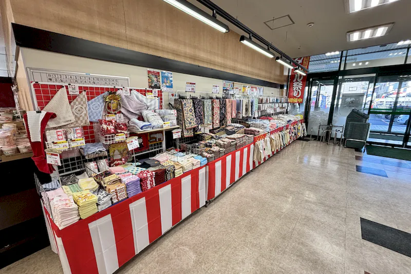 【Aコープハトマート山越店】食物販や販促イベントに最適な店内入口すぐのイベントスペース