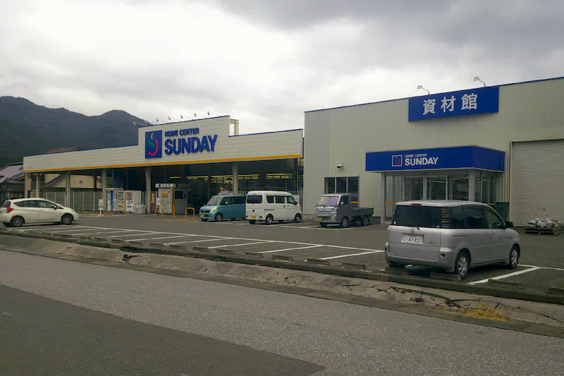 【サンデー秋田八橋店】屋内園芸前入口　食物販やプロモーション等の出店に最適なホームセンター店内のイベントスペース