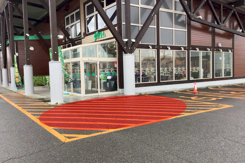 【ダイナム新発田加治店ゆったり館｜割引キャンペーン実施中】キッチンカーやプロモーションイベントの開催に最適なアミューズメント施設のイベントスペース（出入口前）