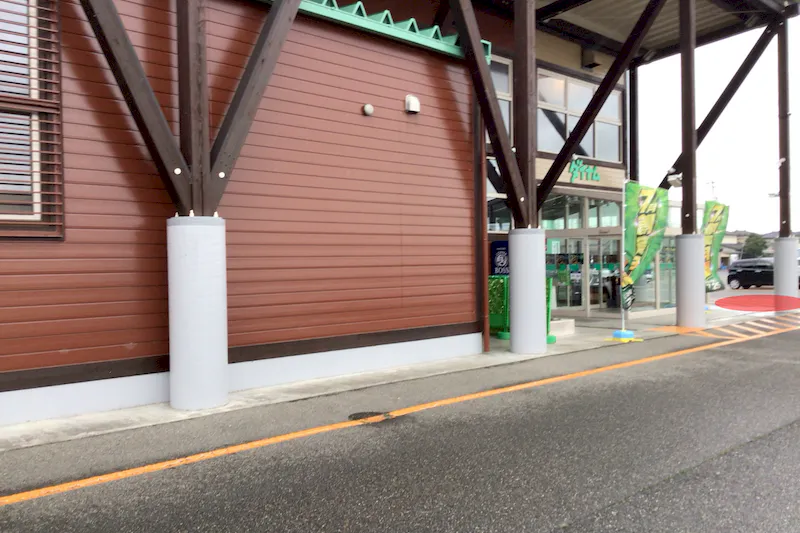 【ダイナム新発田加治店ゆったり館｜割引キャンペーン実施中】キッチンカーやプロモーションイベントの開催に最適なアミューズメント施設のイベントスペース（出入口前）