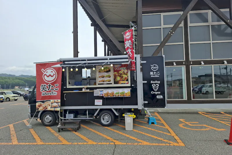 【ダイナム新発田加治店ゆったり館｜割引キャンペーン実施中】キッチンカーやプロモーションイベントの開催に最適なアミューズメント施設のイベントスペース（出入口前）