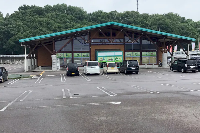 【ダイナム美濃加茂店ゆったり館｜割引キャンペーン実施中】キッチンカー出店に最適なアミューズメント施設のイベントスペース（自販機横）