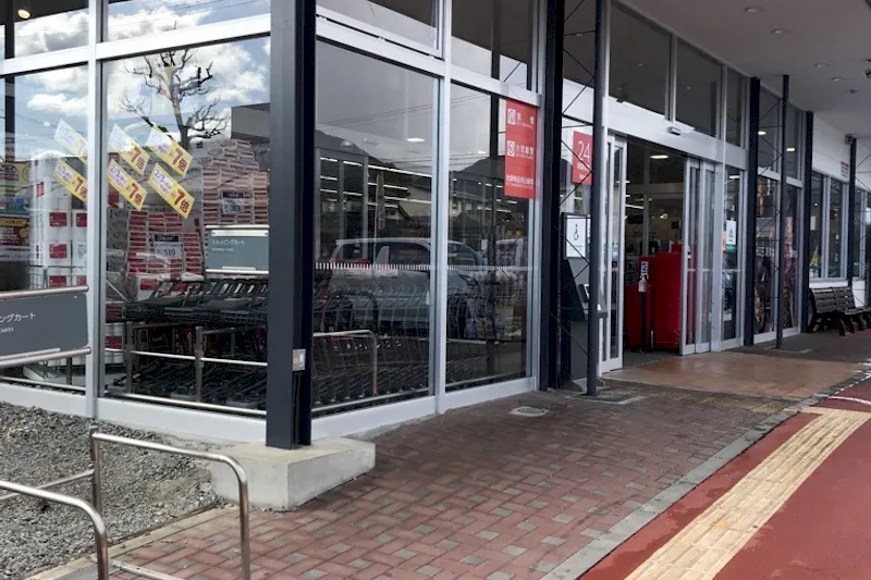 【西友　伊賀良店】店頭（軒下）　プロモーション用途や物販、食物販のポップアップストアに最適なスーパー屋外軒先の催事イベントスペース