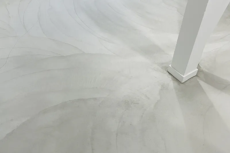 フロアはモルタルで、展示物の雰囲気を邪魔しません