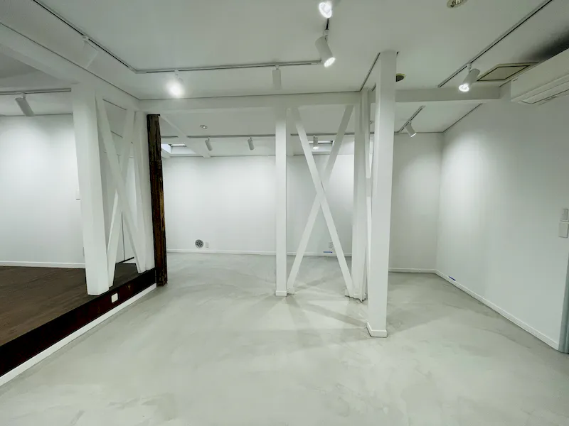 奥は小上がりのステージになっており、舞台としても活用いただけます