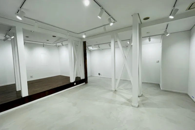 建物の柱を利用した奥行きのある展示が可能です