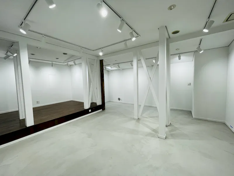 建物の柱を利用した奥行きのある展示が可能です