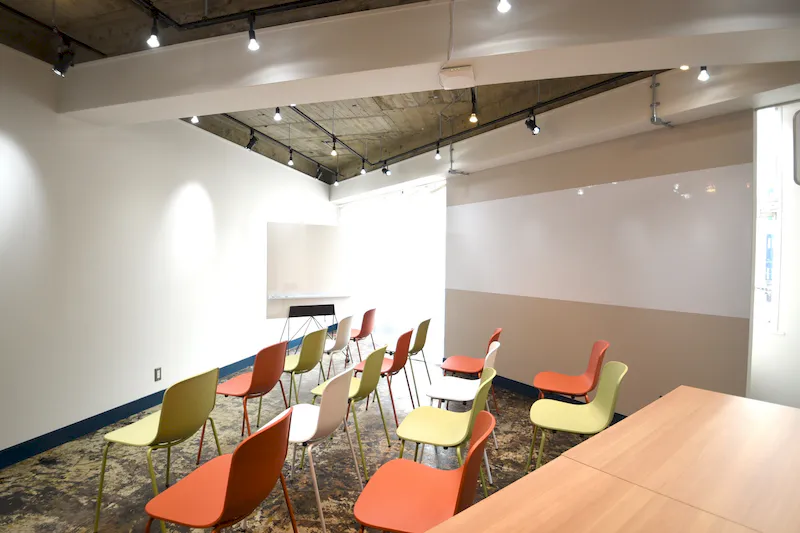 【新宿駅2分】展示会や取材会場、セミナーなど様々な用途に適したターミナル駅前のコンパクトなイベントスペース