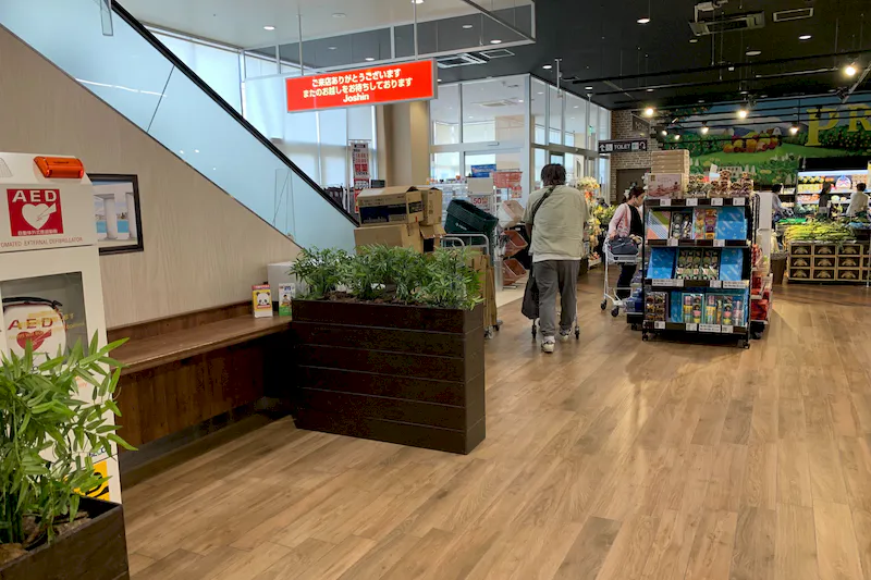【いなげや保谷町店】各種プロモーションイベントに最適なスーパーマーケットの店内レジアウト付近のスペース