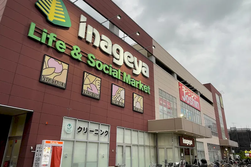 【いなげや保谷町店】各種プロモーションイベントに最適なスーパーマーケットの店内レジアウト付近のスペース