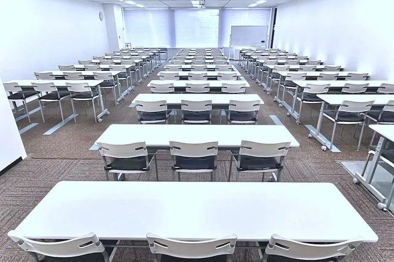 【大阪梅田駅直結/徒歩1分】会議・研修・試験会場・セミナーなどに適した90名程度収容可能なレンタルスペース