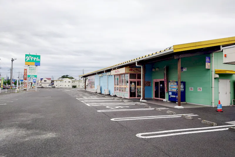 【ダイナム茨城日立北店ゆったり館｜割引キャンペーン実施中】キッチンカー出店やプロモーションイベントに最適なアミューズメント施設の駐車場スペース（付属棟付近）