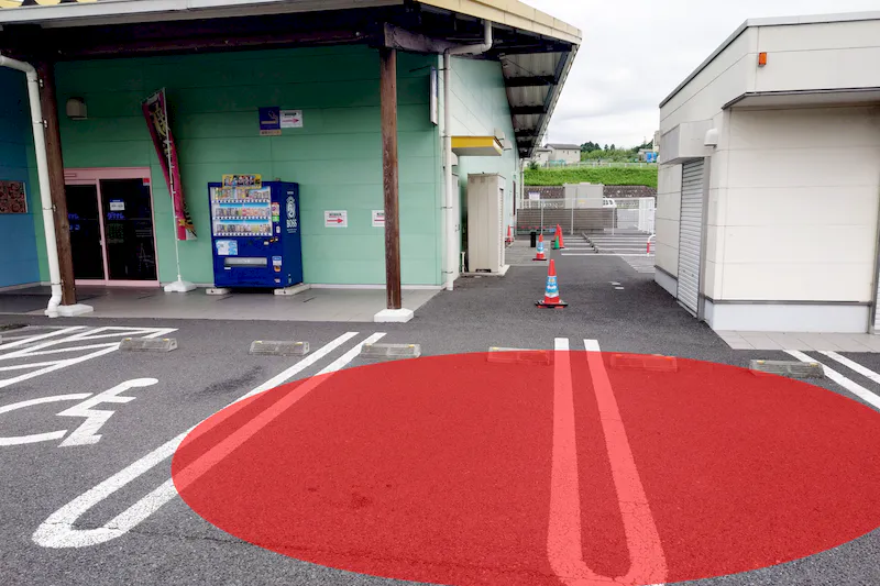 【ダイナム茨城日立北店ゆったり館｜割引キャンペーン実施中】キッチンカー出店やプロモーションイベントに最適なアミューズメント施設の駐車場スペース（付属棟付近）