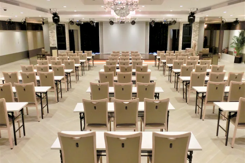 【近鉄日本橋駅4分】社員総会や講演会に活用できる白を基調としたフォーマルなイベントスペース（6F）