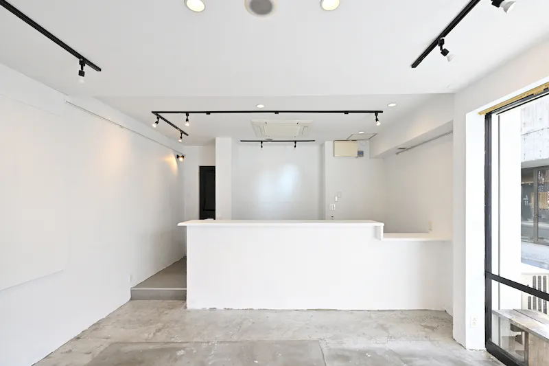 【赤坂駅6分】ポップアップストアや展示会に最適な、天神エリアにある自然光が差し込む開放的な路面スペース