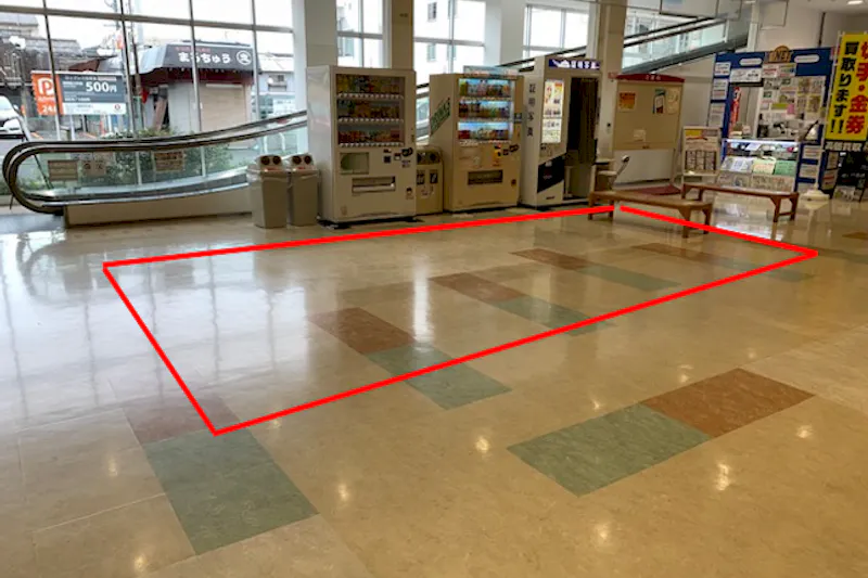 【イオンタウン小阪】セールスプロモーションやポップアップストアに適した施設1階のエスカレーター横の通行量の多いイベントスペース