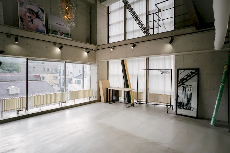 【恵比寿駅5分】展示会やポップアップ、撮影などに適したスタイリッシュな打放しの建物の中にあるイベントスペース