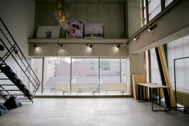 【恵比寿駅5分】展示会やポップアップ、撮影などに適したスタイリッシュな打放しの建物の中にあるイベントスペース