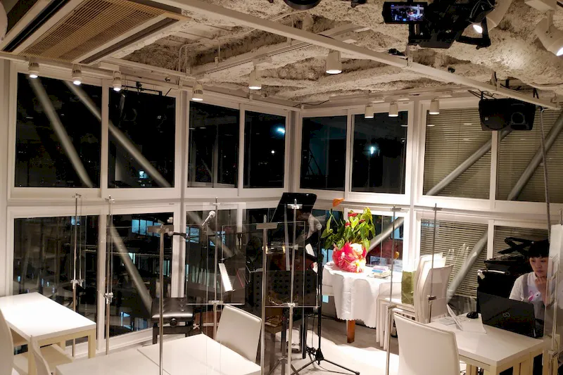 【表参道駅2分】飲食を伴うイベントや撮影に適した三面がガラスの解放感ある防音付きのカフェ
